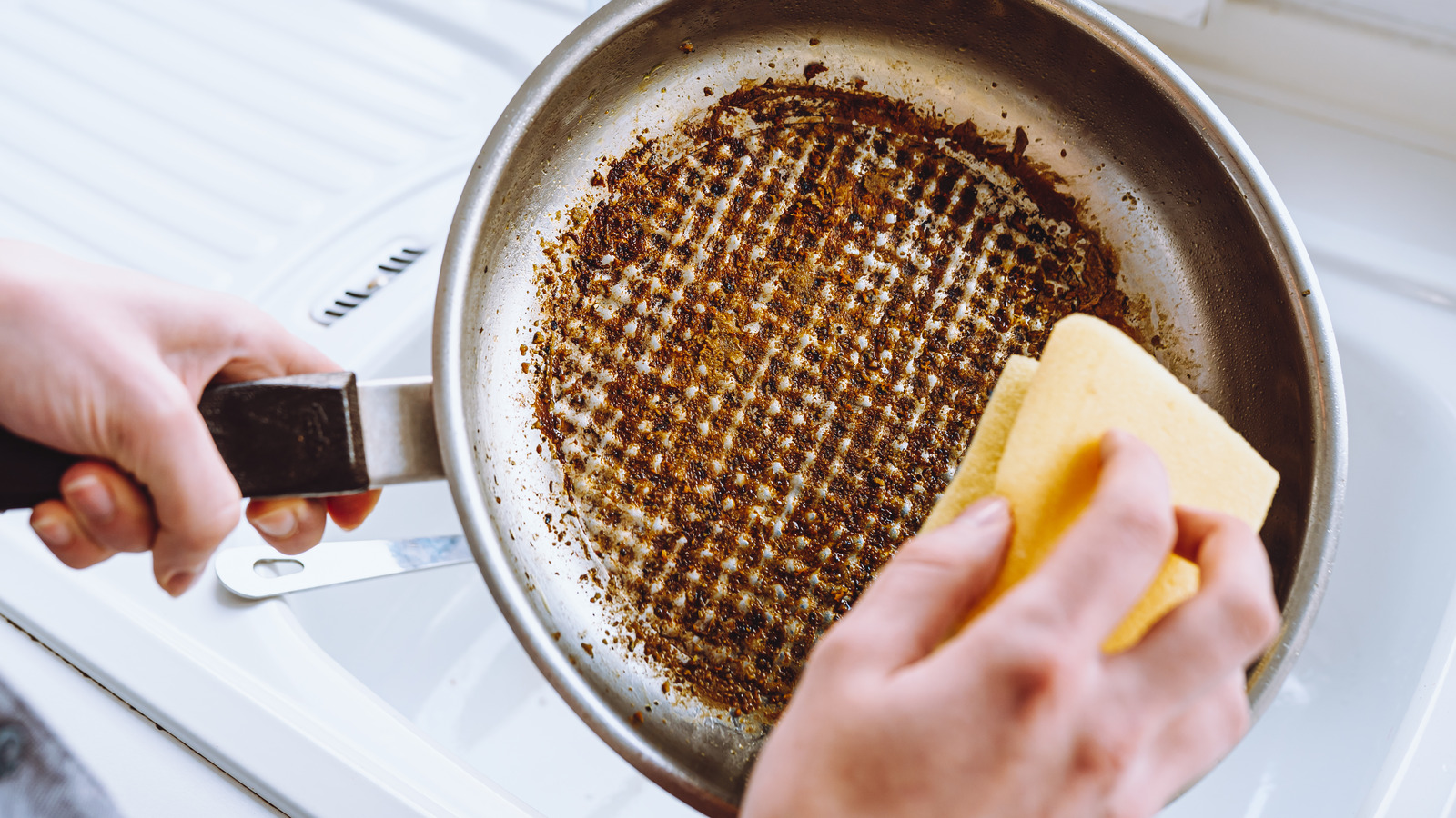 Clean Burnt Pots And Pans With A Powerful Baking Soda Alternative – House Digest