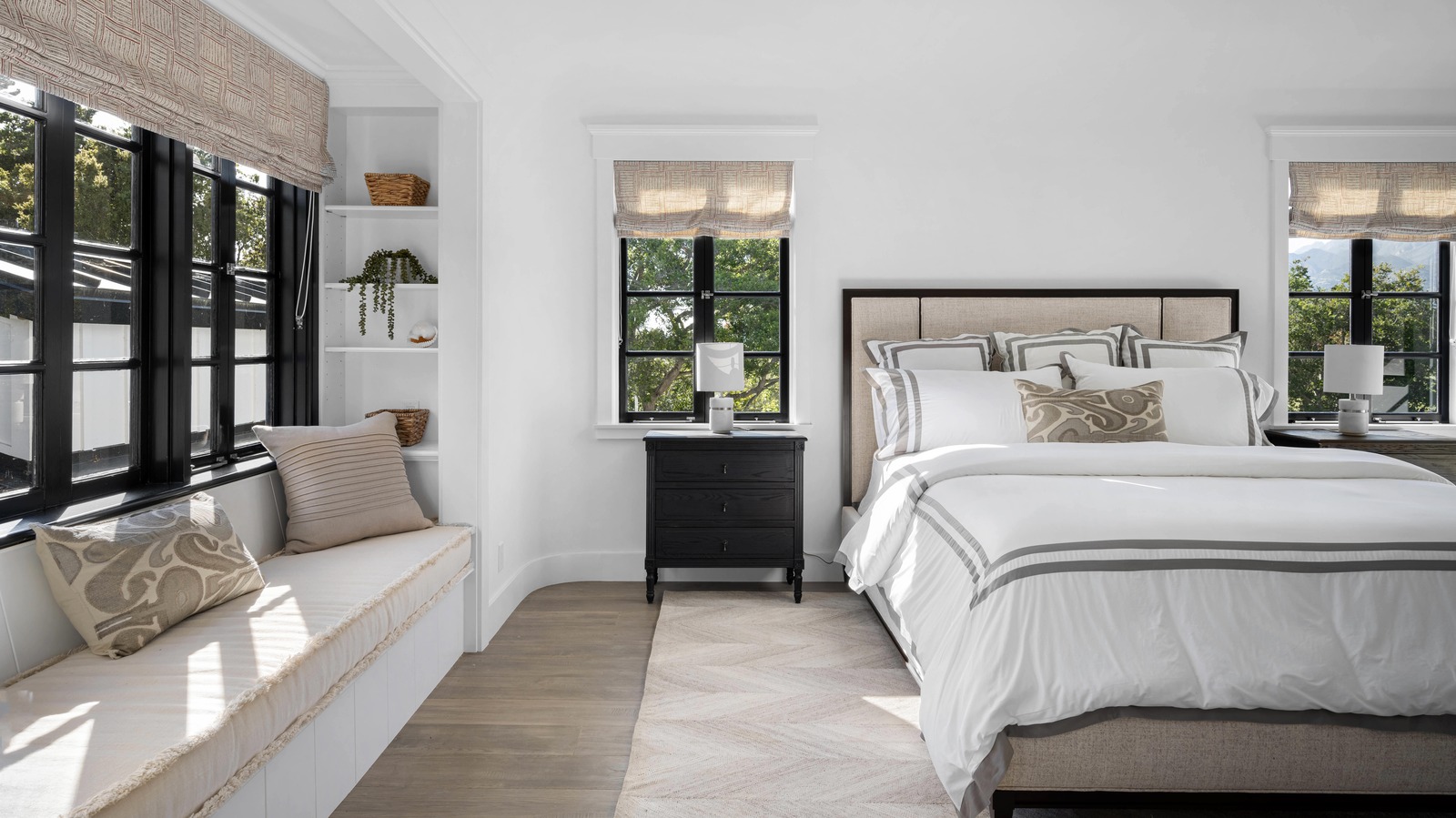 The Window Treatment Idea That Makes Any Basic Bedroom Look Stylish & Cohesive – House Digest